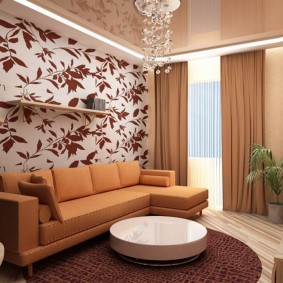 Rideaux bruns dans une pièce avec un plafond tendu