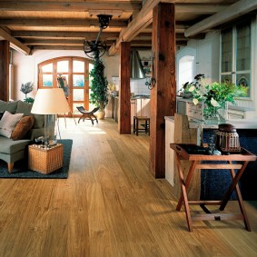 Podea din lemn într-o casă de țară