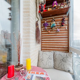 Un endroit confortable pour se détendre sur le balcon