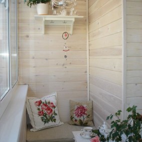تغطي جدران الشرفة مع بطانة خشبية