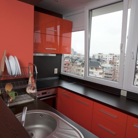 Rote und schwarze Küche auf dem angeschlossenen Balkon