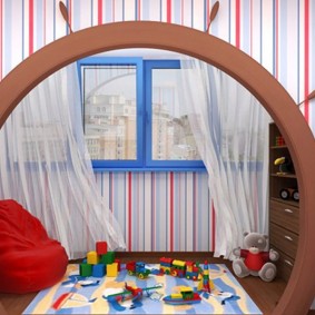 Αψιδωτή πόρτα σε παιδικό δωμάτιο με μπαλκόνι