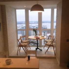 Kuchyňský stůl na panoramatickém balkonu