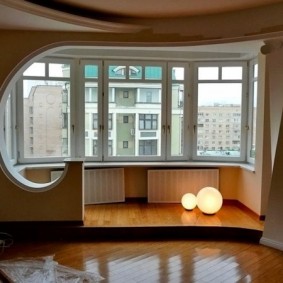 Сферне лампе на подијуму балкона