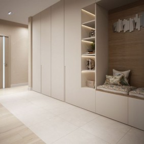 Apartman koridoru için minimalist mobilyalar