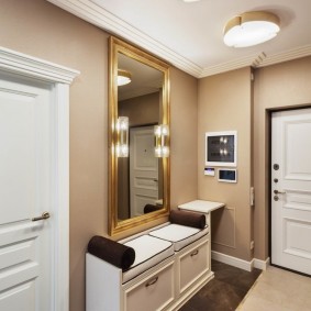 Cabinet sous le miroir dans le couloir d'un appartement en ville