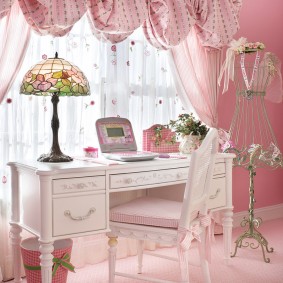 Birou într-o cameră roz
