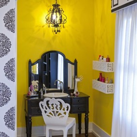 Sarı duvar bir arka plan üzerinde siyah tuvalet Masası