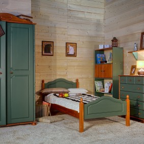 Çocuk yatak odasında ahşap mobilyalar