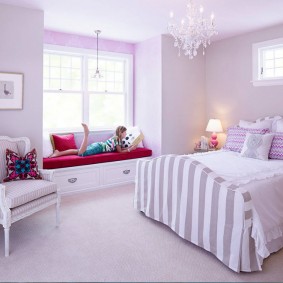 Hình nền Lilac trong phòng ngủ của cô gái