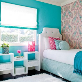 Bức tường màu xanh trong phòng ngủ của trẻ em