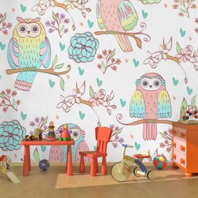 Children's wallpaper with drawings of an owl