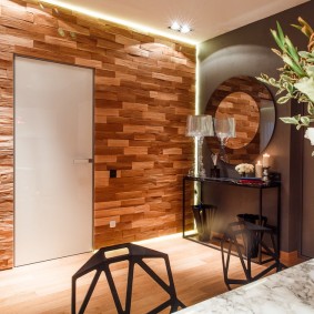 Tấm gỗ ở hành lang của một ngôi nhà riêng