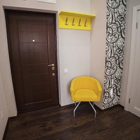 Điểm nhấn màu vàng trong nội thất của hành lang