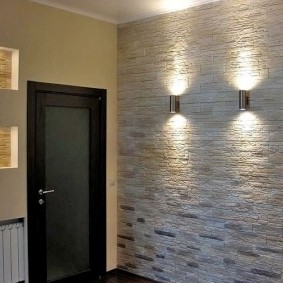 Koridorda taş duvar dekorasyonu