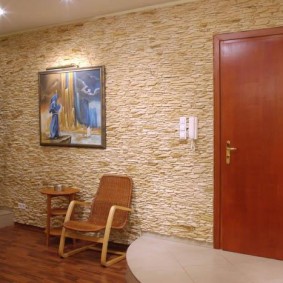 Balts domofona panelis pie durvīm