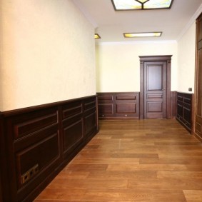 Hoàn thiện phần dưới cùng của bức tường hành lang bằng các tấm gỗ MDF