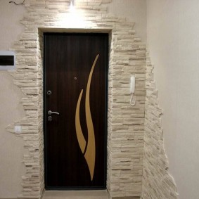 חלל אבן מעוטר מעל דלת הכניסה