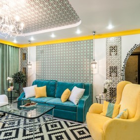 כורסה צהובה בחדר מגורים מודרני