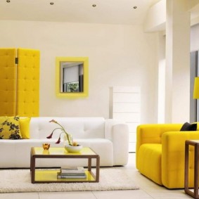Ecran galben într-o cameră cu pereți albi