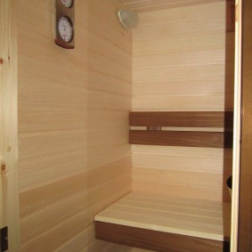 Termòmetre a la paret d’una petita sauna