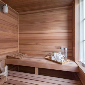 Finitura delle pareti della sauna con legno pregiato