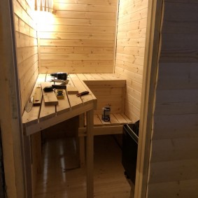 Banco de bricolage na sauna na varanda