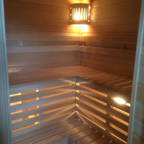 Scaffali di illuminazione decorativi nella sauna