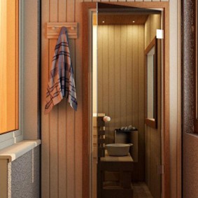 Ręcznik na wieszaku przy drzwiach sauny