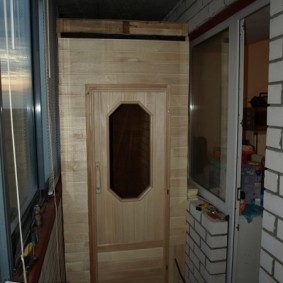 Pieni sauna tiilitalon parvekkeella