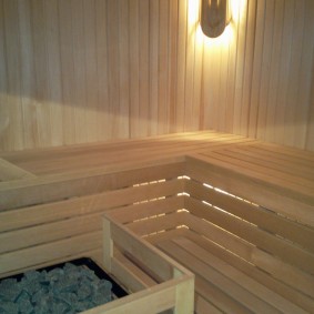 Llum de fusta a la cantonada del bany de vapor