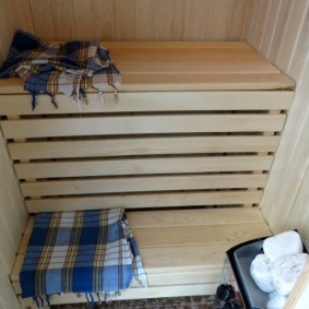 Ręcznik w kratkę na drewnianym stopniu