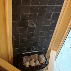 Keramische Wanddekoration auf dem Ofen im Bad