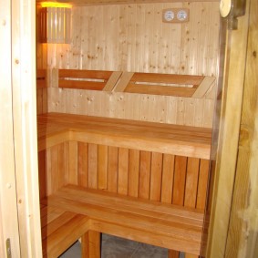 Interiorul unei mici saune din apartament
