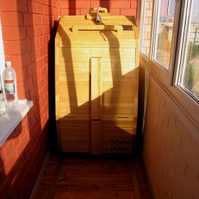 Barril de cedro en lugar de una sauna en el balcón.