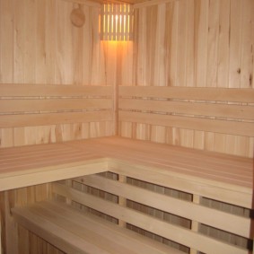 Mga kahoy na istante sa isang loggia sauna