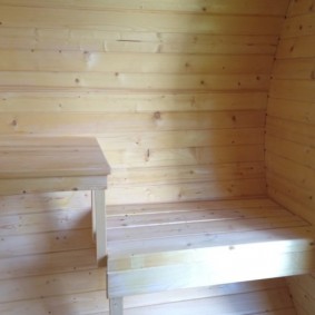 Mga likas na bangko ng kahoy sa sauna