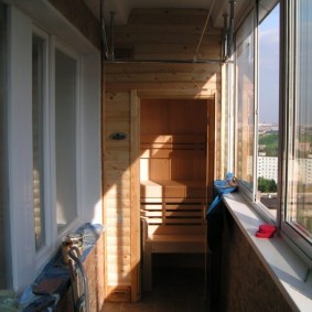 Logia acristalada en un apartamento de la casa de paneles