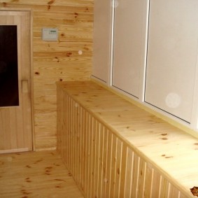 Dřevěná parapet na lodžii v bytě