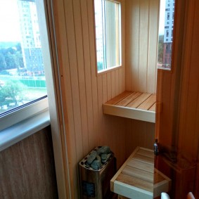 Phòng xông hơi nhỏ trên ban công căn hộ.