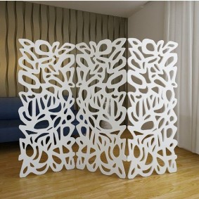 Openwork partition wall made of white plastic