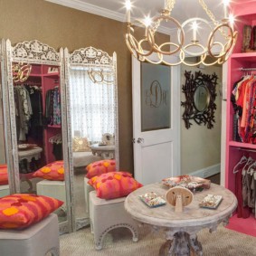 خزانة ملابس وردية في غرفة البنات