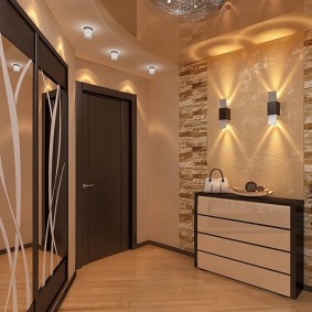 Iluminarea unei holuri de intrare spațioase într-un apartament cu două camere