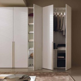 Hinged wardrobe for outerwear