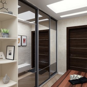 Dulap cu oglinzi în holul unui apartament cu două dormitoare