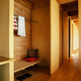 Armoire encastrée dans une maison en bois