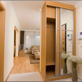 Sliding wardrobe instead of a partition in the apartment