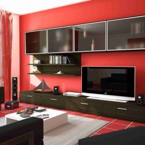 Kırmızı bir oturma odasında siyah mobilya