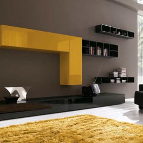 Dzeltena kulona modulis moderna stila telpā