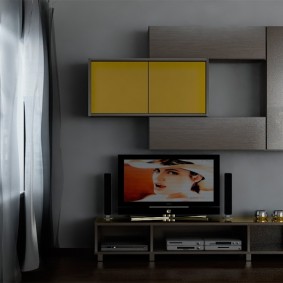 Modern bir daire salonu için gri-sarı slayt